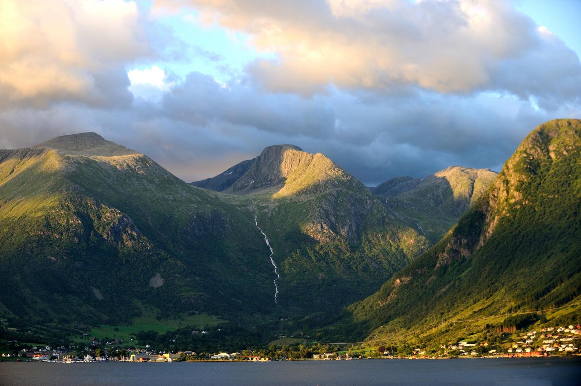 Rosendal Fjordhotel Exterior photo